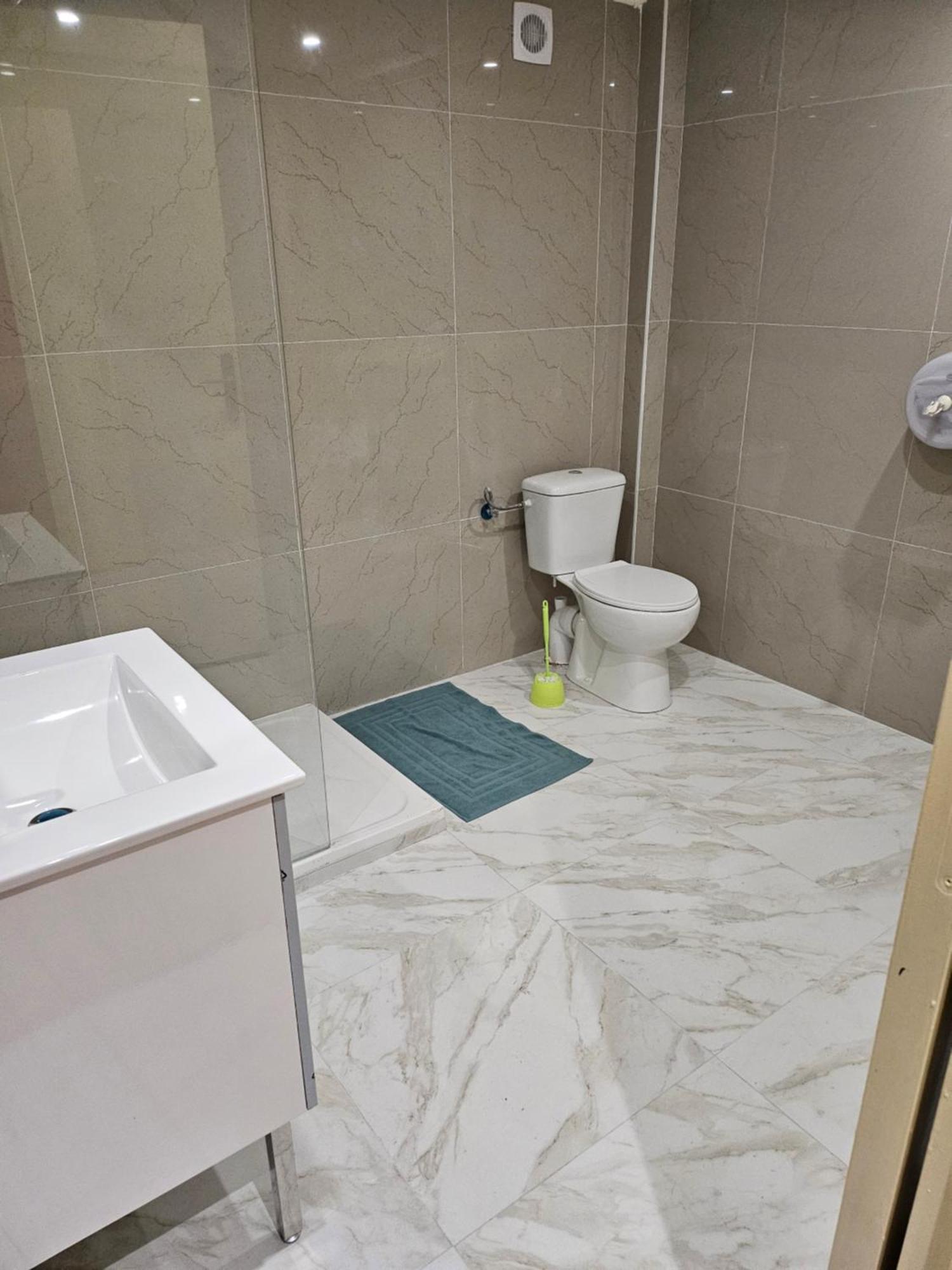 Victoria Hotel 3*